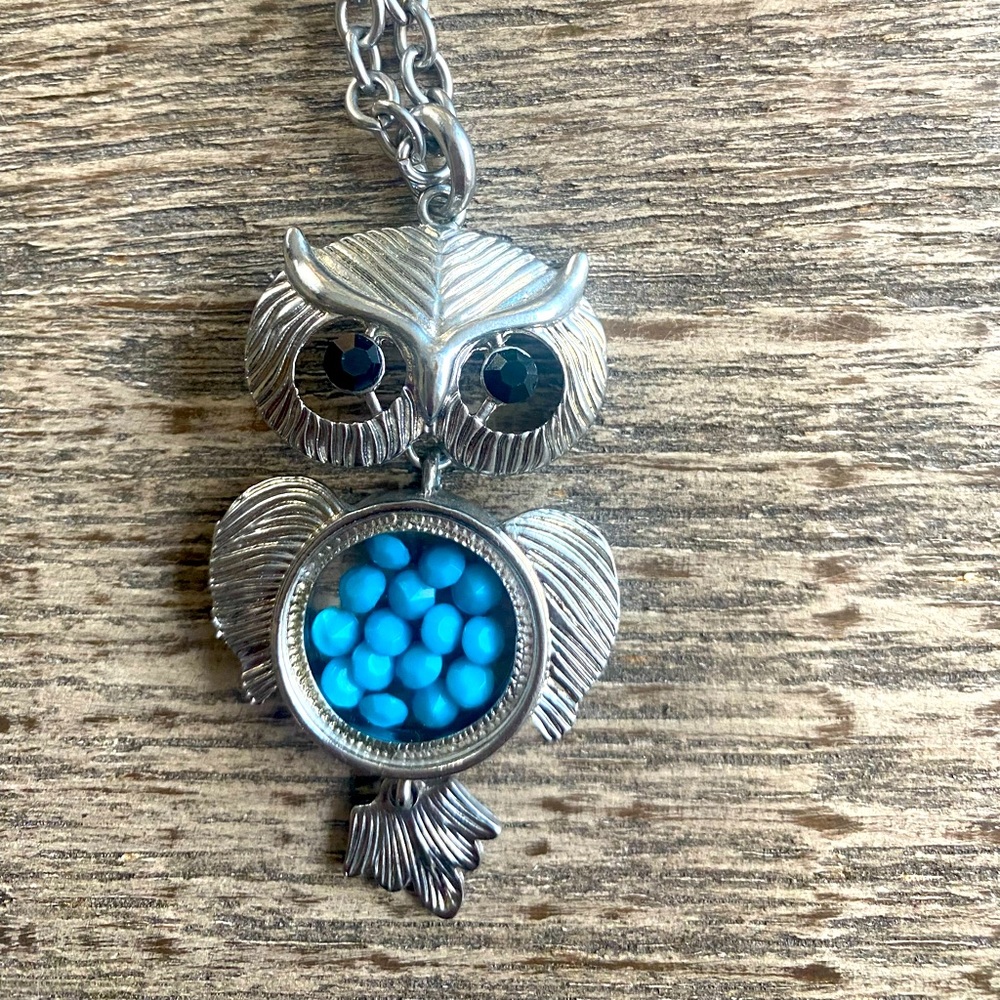 Articulated silver tone owl pendant and chain